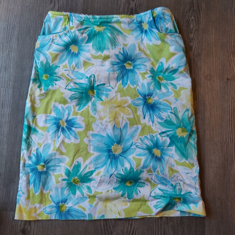 Pierre Cardin Size 6 green and blue floral pencil skirt with pockets
